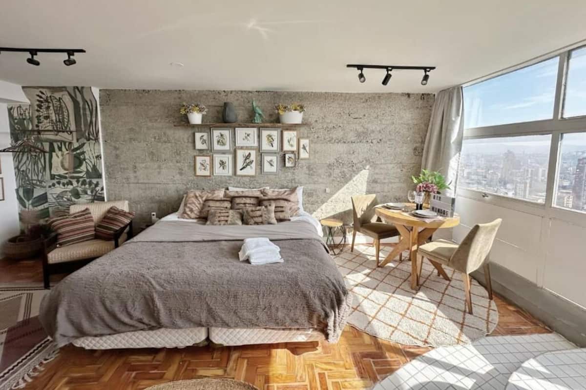 Departamento, vista a la ciudad | Camas con efecto memoria y tabla de planchar con plancha