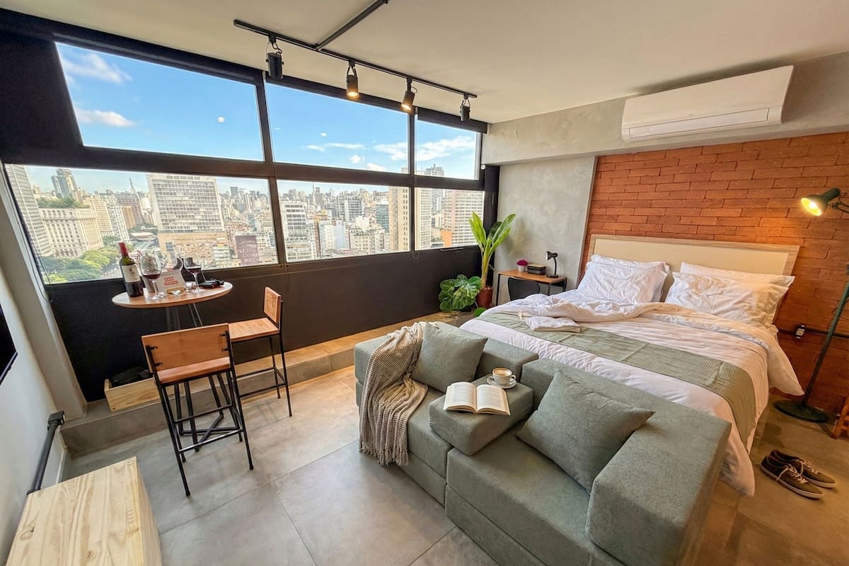 Departamento urbano | Camas con efecto memoria y tabla de planchar con plancha