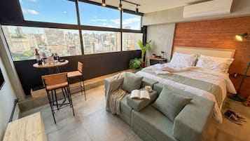 Apartamento urbano, vista para a cidade | Camas com colchões de espuma com sistema de memória