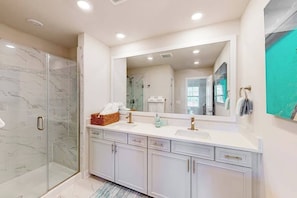 Shower, towels - Nautical townhome with pool, open layout, & deck - near Ocean City Boardwalk (Berlin)
