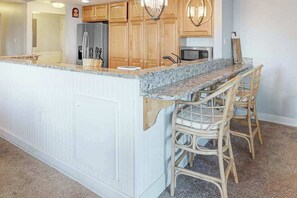 Fridge, microwave, oven, stovetop - Oceanfront, 19th-floor condo with indoor pool, saunas, gym, tennis & game room (Ocean City)