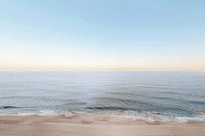 A beach with a clear sky and calm sea. - Oceanfront, 19th-floor condo with indoor pool, saunas, gym, tennis & game room (Ocean City)