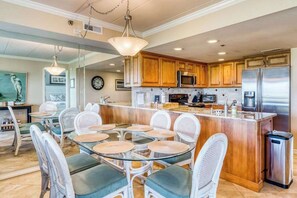 Dining - Condo Steps Away to the Beach w/Bayfront Views, a Shared Hot Tub & Pool (Ocean City)