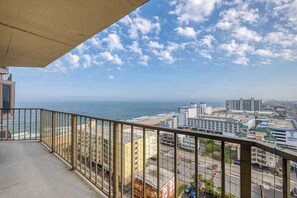 Property grounds - Oceanview condo with private balcony, shared pool access - walk to the beach (Ocean City)