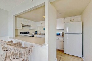 Fridge, microwave, oven, stovetop - Condo with beautiful ocean and bay views, central AC, and pool access (Ocean City)
