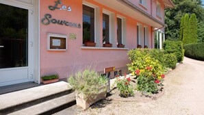 Un edificio rosa con un letrero que dice 'Les Sources'.