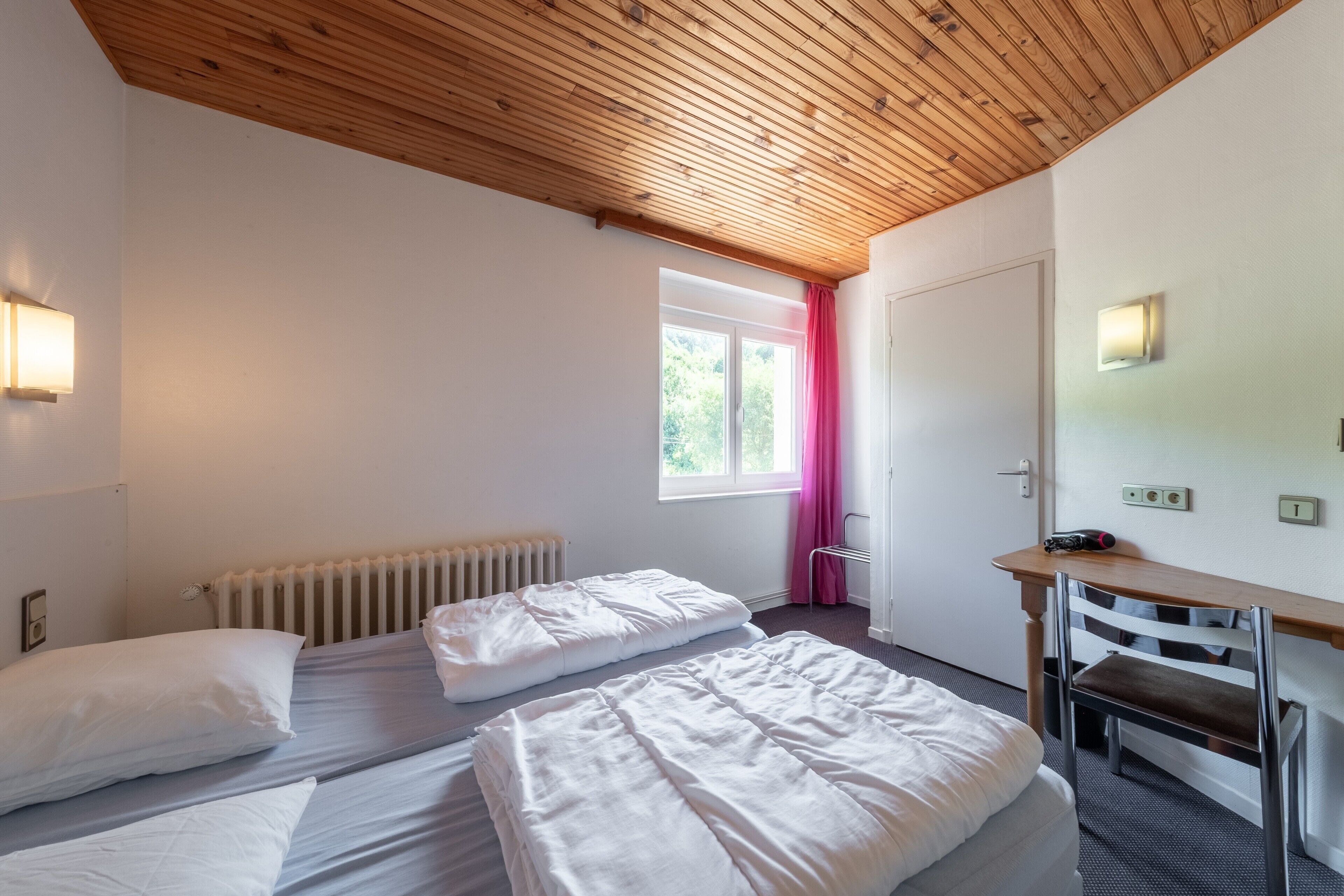 9 slaapkamers, een strijkplank/strijkijzer, wifi