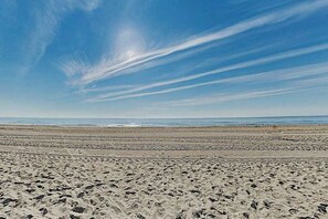 Beach nearby - Beautiful newly updated water-view condo with pool, sundeck, & gym (Ocean City)