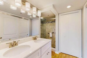Shower, hair dryer, towels - Cozy condo near beach with furnished balcony, shared pool, & hot tub (Ocean City)