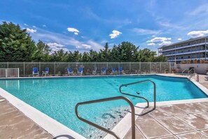 Pool - Cozy condo near beach with furnished balcony, shared pool, & hot tub (Ocean City)