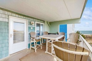 Outdoor dining - Cozy condo with ocean view - just steps from the beach (Ocean City)