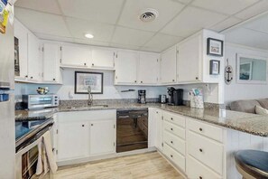 Fridge, microwave, oven, stovetop - Cozy condo with ocean view - just steps from the beach (Ocean City)