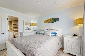 2 bedrooms, desk, iron/ironing board, WiFi - Cozy condo with ocean view - just steps from the beach (Ocean City)