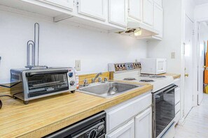 Fridge, microwave, oven, stovetop - Barefoot Country 303 (Ocean City)