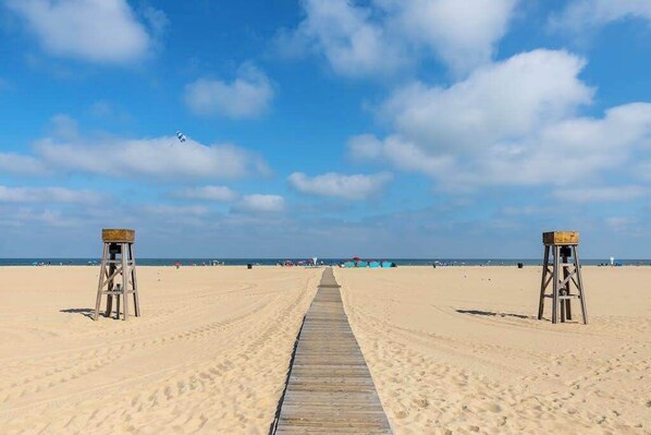 On the beach - Bayfront condo with marina views and access to shared pool - walk to beach (Ocean City)