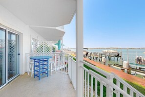 Outdoor dining - Bahia Vista I 103 (Ocean City)