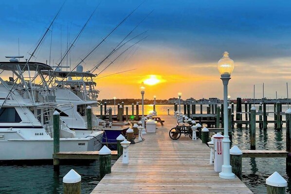 Marina - Oceanfront Condo w/Central A/C, WiFi, Shared Pool, Ocean View, Gas Fireplace (Ocean City)