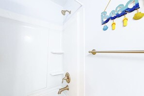 Shower, towels - Canalfront House w/ Private Deck, Central AC, Free WiFi, Bay Views, Washer/Dryer (Ocean City)