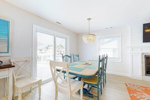 Dining - Canalfront House w/ Private Deck, Central AC, Free WiFi, Bay Views, Washer/Dryer (Ocean City)