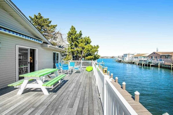 Outdoor dining - Canalfront House w/ Private Deck, Central AC, Free WiFi, Bay Views, Washer/Dryer (Ocean City)
