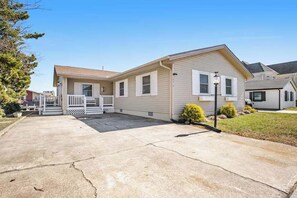 Exterior - Canalfront House w/ Private Deck, Central AC, Free WiFi, Bay Views, Washer/Dryer (Ocean City)