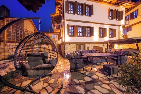 Outdoor dining. han-ı safran konak