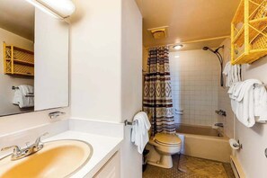 Shower, towels - Beachfront condo w/furnished balcony & shared outdoor pool (Ocean City)