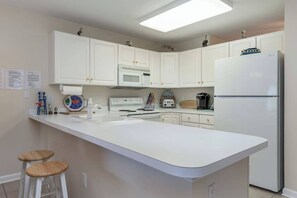 Fridge, microwave, oven, stovetop - Baywatch I - 201B (Ocean City)