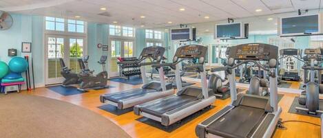 Ett gym med löpband, träningsbollar och styrketräningsmaskiner.
