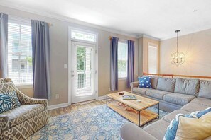 TV, DVD player, offices - Sunset Island Townhouse w/Shared Pool, AC, Private W/D, Free WiFi - Near Beach (Ocean City)