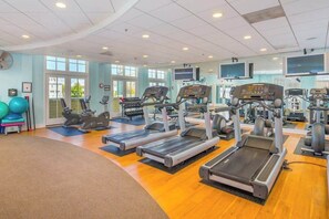 Ein Fitnessstudio mit Laufbändern, Gymbällen und Krafttrainingsgeräten.