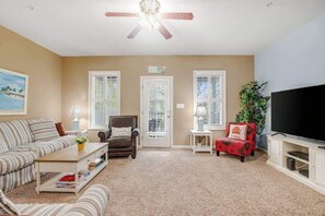 TV, DVD player, offices - Bay View Townhouse w/Central AC/Free WiFi/Shared Pool/Private W/D - Near Beach (Ocean City)