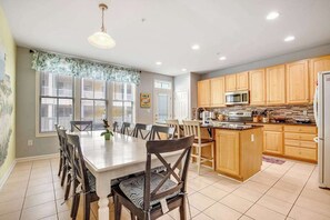 Dining - Bay View Townhouse w/Central AC/Free WiFi/Shared Pool/Private W/D - Near Beach (Ocean City)