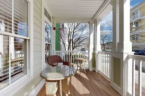 Outdoor dining - Sunset Island townhome with 3 balconies, AC, WiFi, & pools - walk to beach (Ocean City)