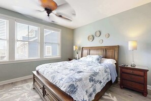 5 slaapkamers, een bureau, een strijkplank/strijkijzer, reisbedje