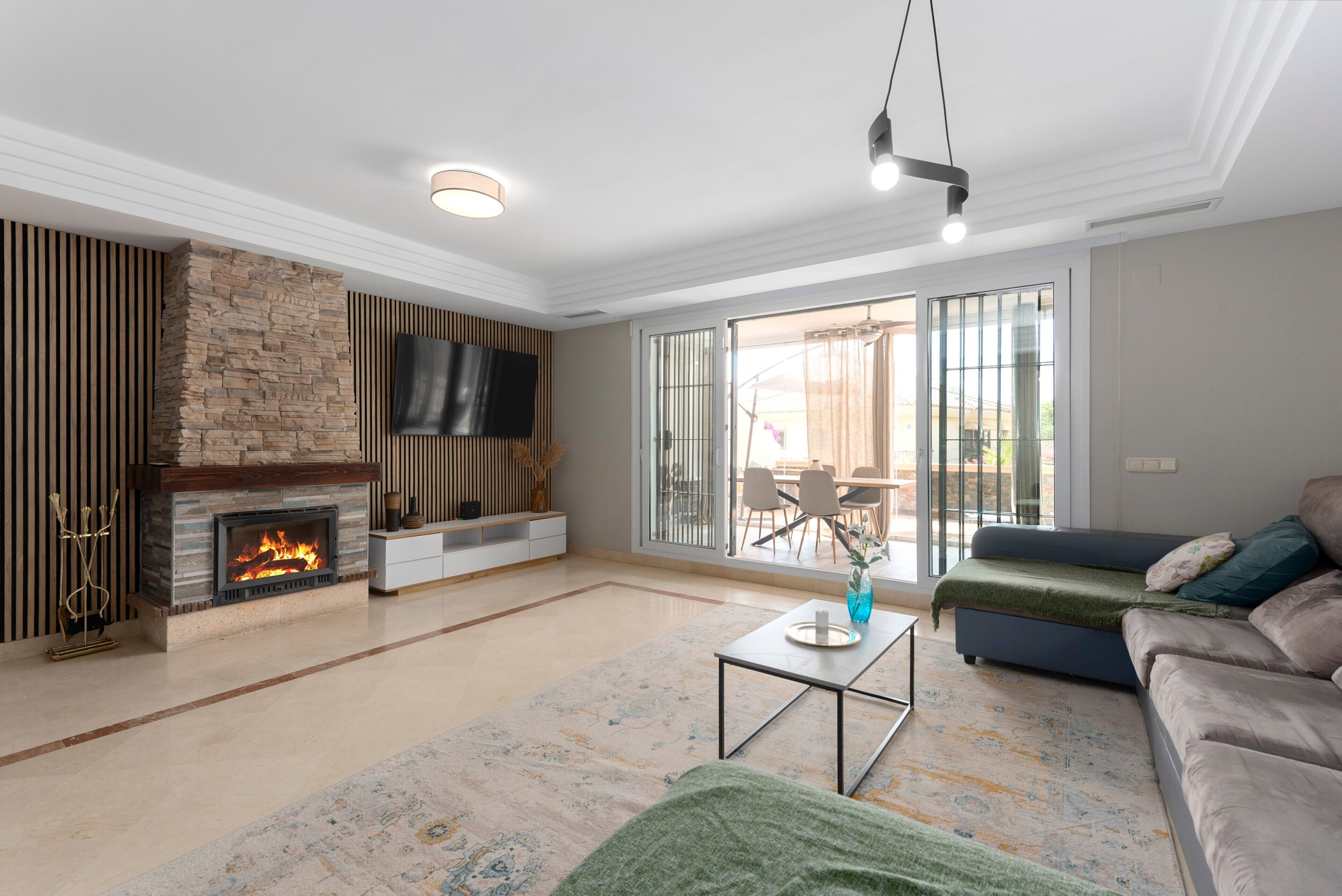 TV, fireplace