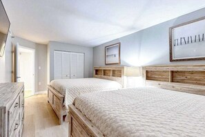 2 bedrooms, iron/ironing board, WiFi, bed sheets - Oceanfront condo near golf & the beach with pool, balcony, W/D, & central AC (Ocean City)
