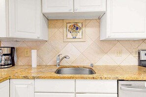 Fridge, microwave, oven, stovetop - Sunset Harbour townhouse with balcony, & central AC (Ocean City)