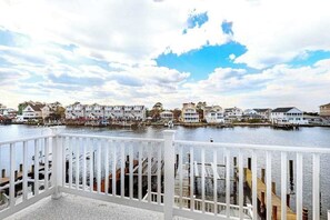 Property grounds - Sunset Harbour townhouse with balcony, & central AC (Ocean City)