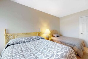 Iron/ironing board, WiFi, bed sheets - Sunset Harbour townhouse with balcony, & central AC (Ocean City)