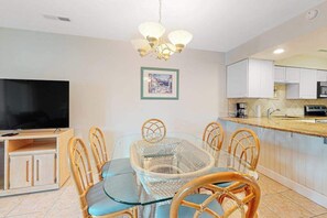 Dining - Sunset Harbour townhouse with balcony, & central AC (Ocean City)