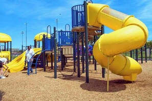 Children’s area - Oceanfront Century I Condo w/ Ocean & Bay Views, W/D, AC, WiFi, Shared Pool/Gym (Ocean City)