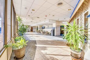 Terrace/patio - Capri Condo: Bay View balcony, WiFi, AC, W/D & shared pool/gym/tennis/sauna (Ocean City)