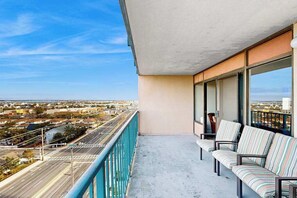 Property grounds - Capri Condo: Bay View balcony, WiFi, AC, W/D & shared pool/gym/tennis/sauna (Ocean City)