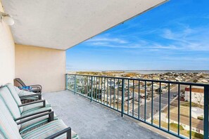 Property grounds - Capri Condo: Bay View balcony, WiFi, AC, W/D & shared pool/gym/tennis/sauna (Ocean City)