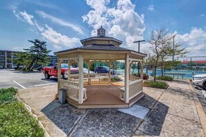 Property grounds - Oceanfront Braemar Towers Condo w/ AC, Private W/D, Shared Pool, Ocean View (Ocean City)