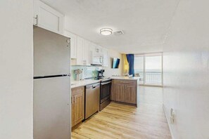 Fridge, microwave, oven, stovetop - Fountainhead Towers 1008 (Ocean City)