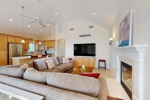 TV, fireplace, offices - Restful getaway with pool, tennis, patio, fireplace, jetted tub, & central AC (Ocean City)