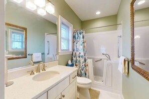Shower, hair dryer, towels - Restful getaway with pool, tennis, patio, fireplace, jetted tub, & central AC (Ocean City)