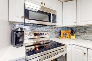 Fridge, microwave, oven, stovetop - Bay Princess 403 - Just Breathe (Ocean City)